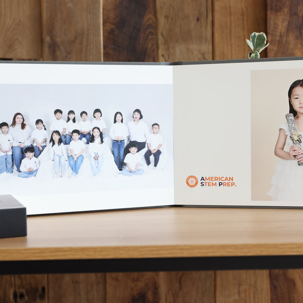 펼쳐 세운 졸업앨범의 단체사진 펼침면