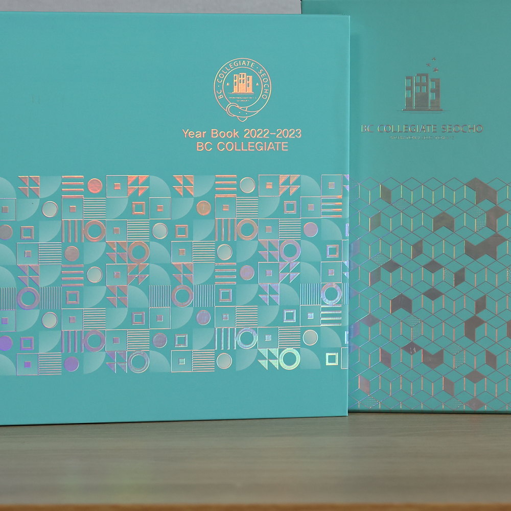 민트색 표지의 홀로그램 패턴 디자인 클로즈업