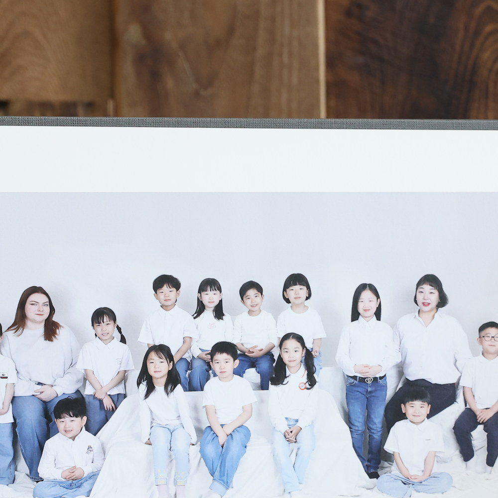 펼친 졸업앨범의 단체사진 페이지 구성