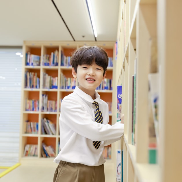 서가 앞에서 포즈를 취한 학생 촬영 장면