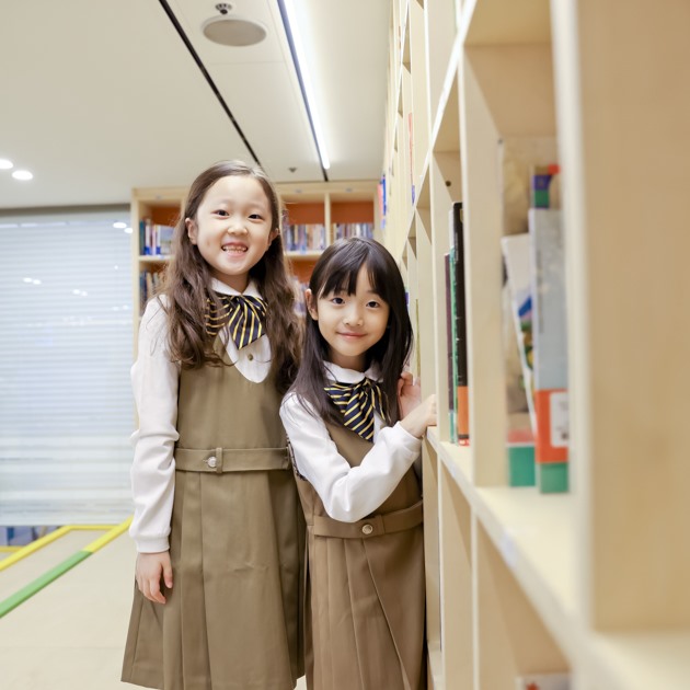 복도에서 함께 선 두 학생의 촬영 장면